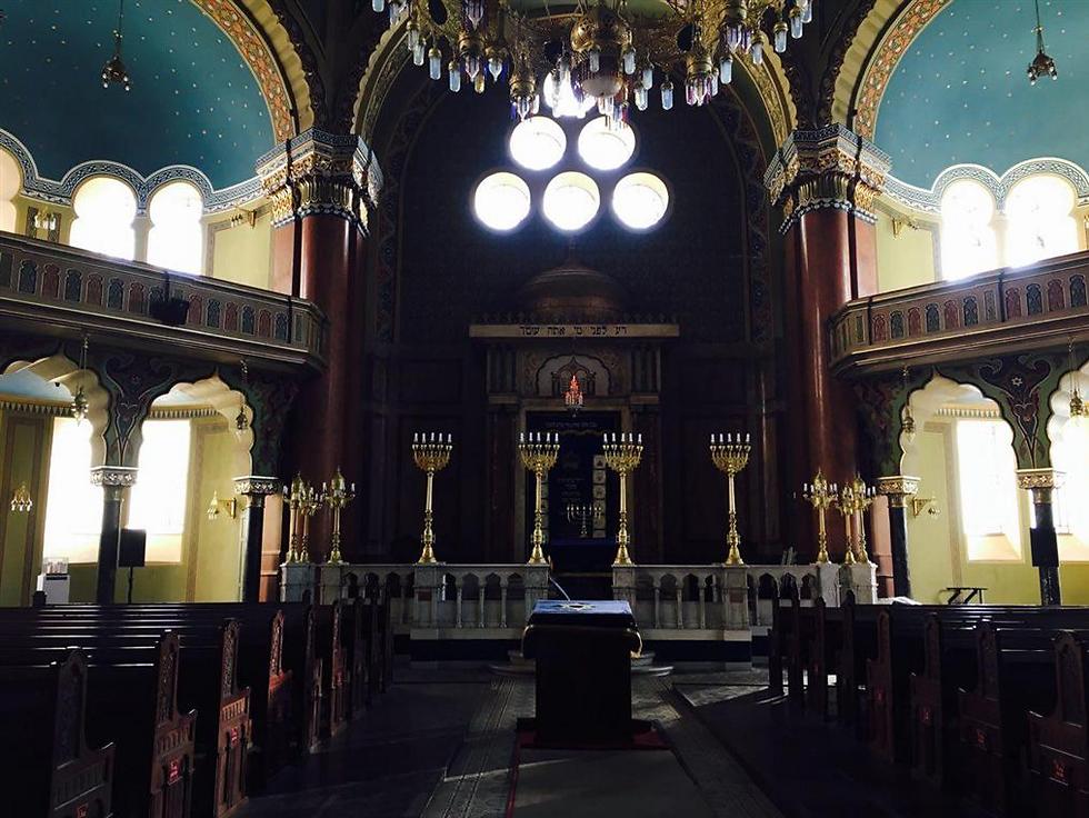גדול ומרשים: בית הכנסת הספרדי במרכז סופיה ()