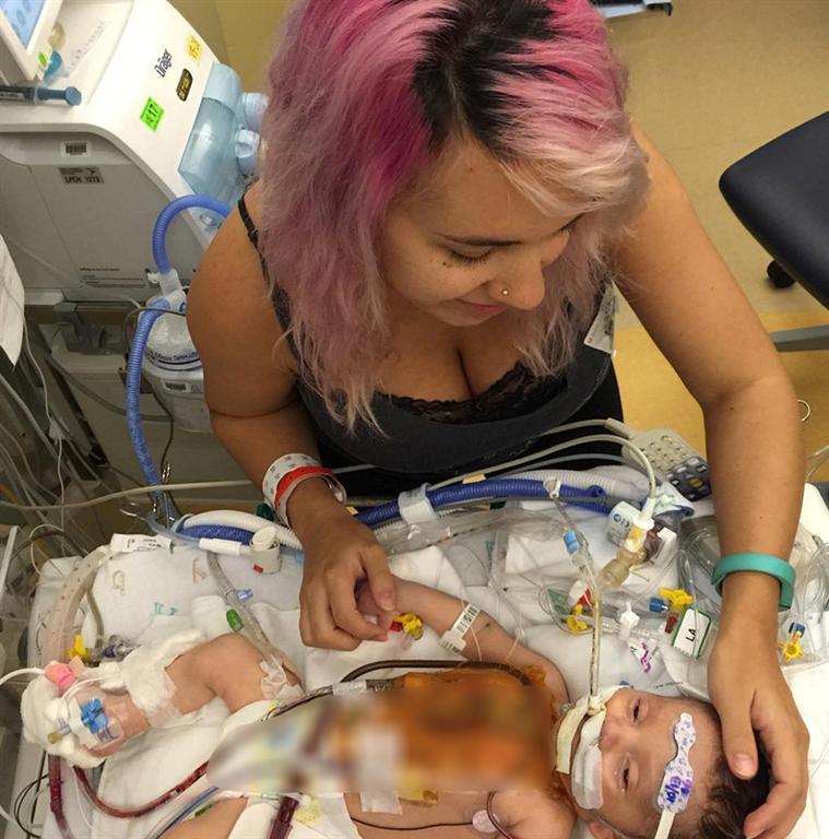 מתיוס, בבית החולים עם תינוקה שנפטר. קיבלה חיבוק מהאימהות ()