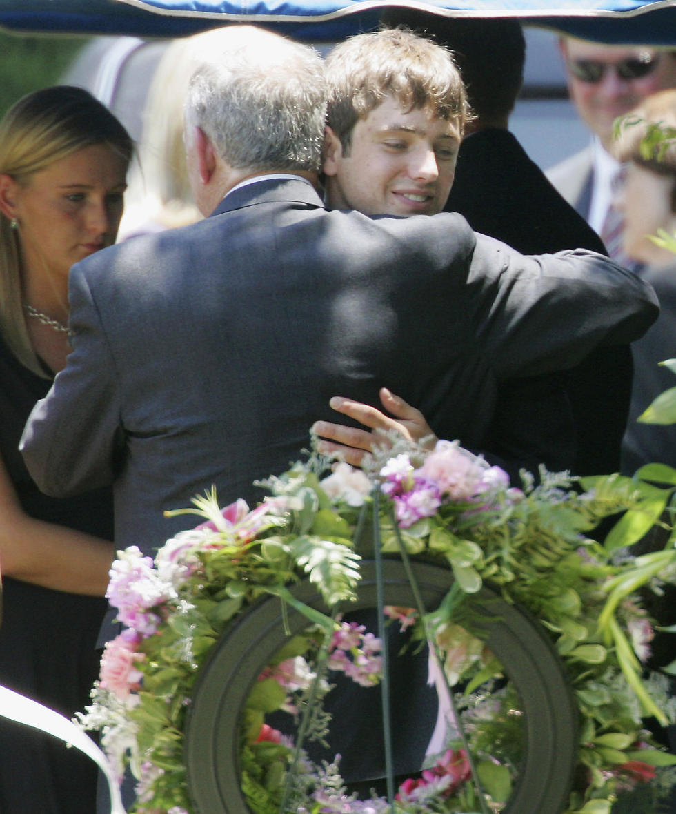 ברק ראמזי מחבק את אביו ליד קבר אמו, שמתה מסרטן ב-2006  (צילום: AP) (צילום: AP)