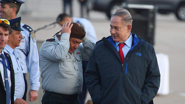 Eisenkot and Netanyahu. Will the chief of staff’s term be extended by a fourth year? (Photo: Motti Kimchi)