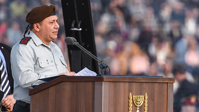 Gadi Eisenkot addresses the graduates. (Photo: IDF Spokesperson)