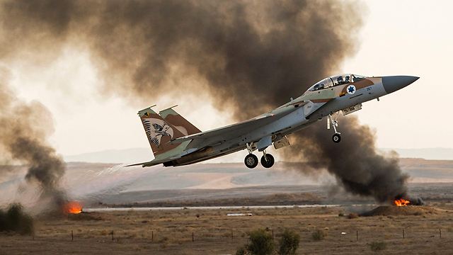 מטס מעל חצרים. בישראל לא מאפסנים את ה-F-15 (צילום: AFP) (צילום: AFP)