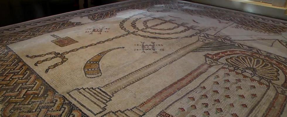 רצפת בית כנסת עשויה פסיפס אבן וזכוכית מהמאה החמישית לספירה, נמצאה בבית שאן (צילום: אלי מנדלבאום) (צילום: אלי מנדלבאום)