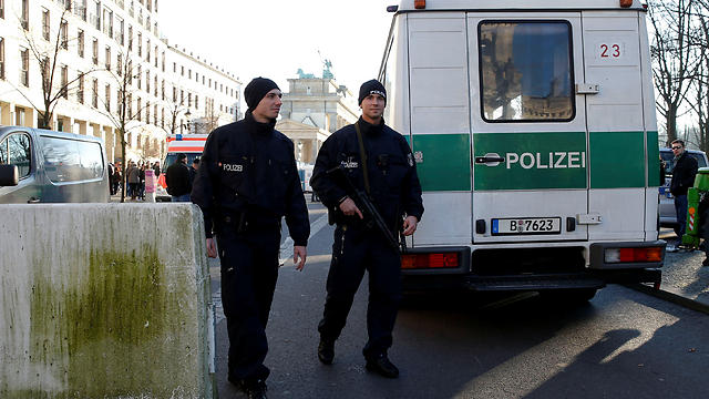 German policemen patrol with submachine gun at the Brandenburg Gate on Friday (Photo: Reuters)