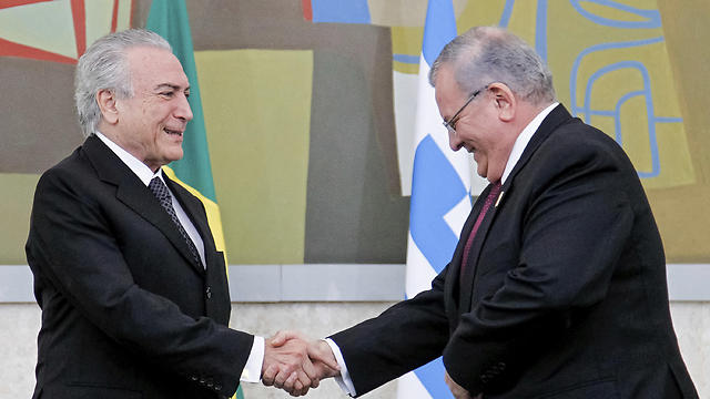 השגריר אמירידיס (מימין) עם נשיא ברזיל מישל טמר (צילום: AP) (צילום: AP)