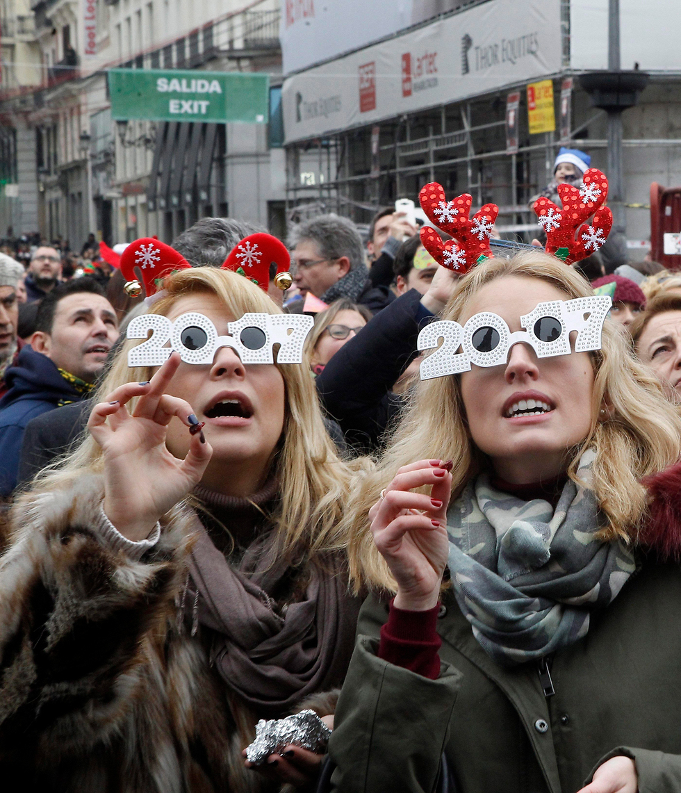 Preparing to welcome the new year in Madrid, Spain (Photo: EPA)
