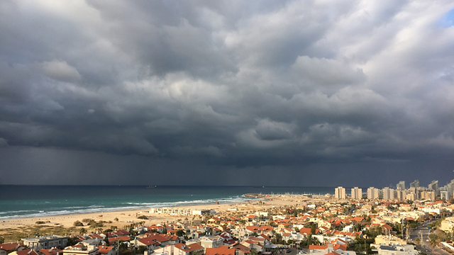 ענני סערה באשדוד (צילום: שמואל דוד) (צילום: שמואל דוד)