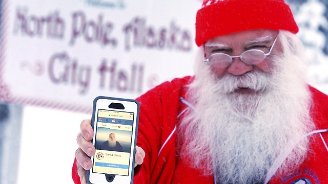 סנטה קלאוס מציג את דף הפייסבוק שלו (צילום: AP) (צילום: AP)