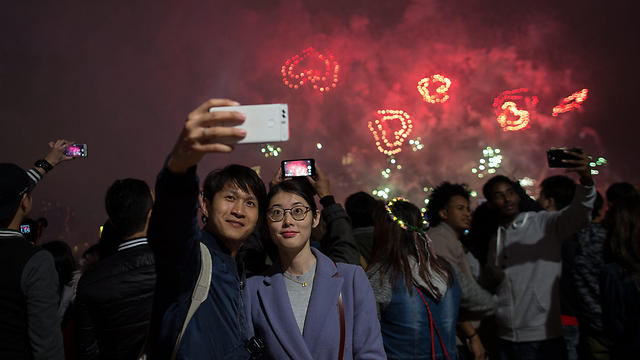 Hearting the new year in Hong Kong (Photo: EPA)