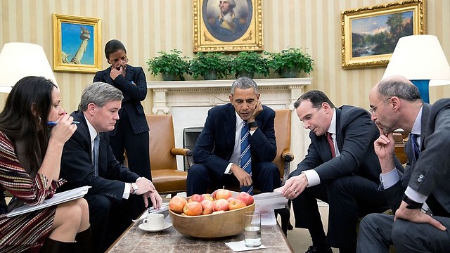 אובמה מקבל עדכון על המלחמה בדאעש (צילום: פיט סוזה, צלם הבית הלבן) (צילום: פיט סוזה, צלם הבית הלבן)