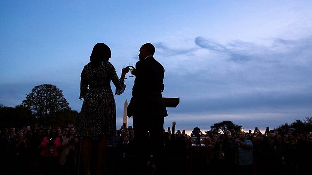 הזוג הנשיאותי משיק כוסות, ב-14 באוקטובר (צילום: פיט סוזה, צלם הבית הלבן) (צילום: פיט סוזה, צלם הבית הלבן)