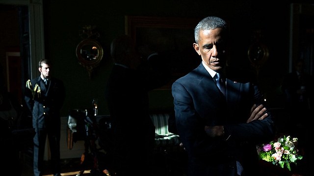 אובמה מוצג לאביו של נרצח בטבח בבי"ס "סנדי הוק" (צילום: פיט סוזה, צלם הבית הלבן) (צילום: פיט סוזה, צלם הבית הלבן)