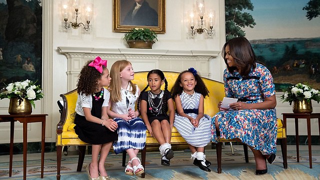 הגברת הראשונה וארבע ילדות צעירות, בחדר הקבלה הדיפלומטי (צילום: פיט סוזה, צלם הבית הלבן) (צילום: פיט סוזה, צלם הבית הלבן)