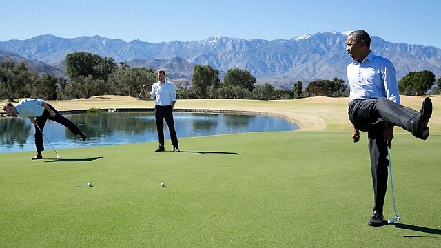  בועט בכעס במהלך משחק גולף בקליפורניה (צילום: פיט סוזה, צלם הבית הלבן) (צילום: פיט סוזה, צלם הבית הלבן)