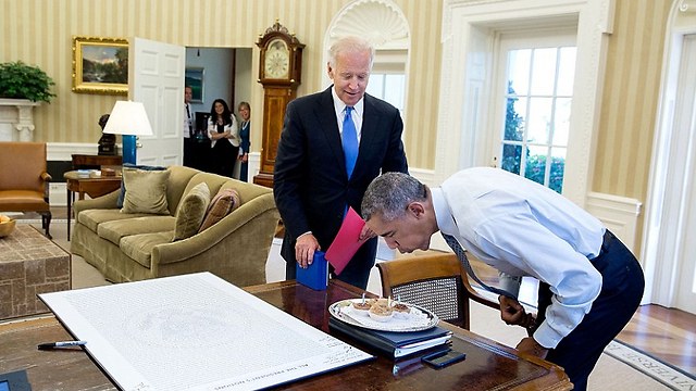 מכבה את הנרות בעוגה לצד ג'ו ביידן, ביום ההולדת ב-4 באוגוסט (צילום: פיט סוזה, צלם הבית הלבן) (צילום: פיט סוזה, צלם הבית הלבן)