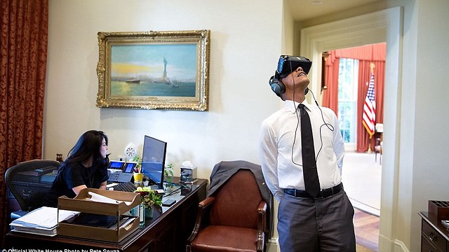 מביט בסרט מציאות מדומה על פארק יוסמיטי (צילום: פיט סוזה, צלם הבית הלבן) (צילום: פיט סוזה, צלם הבית הלבן)