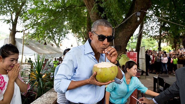 שותה קוקוס, בביקור הראשון של נשיא אמריקני בלאוס (צילום: פיט סוזה, צלם הבית הלבן) (צילום: פיט סוזה, צלם הבית הלבן)
