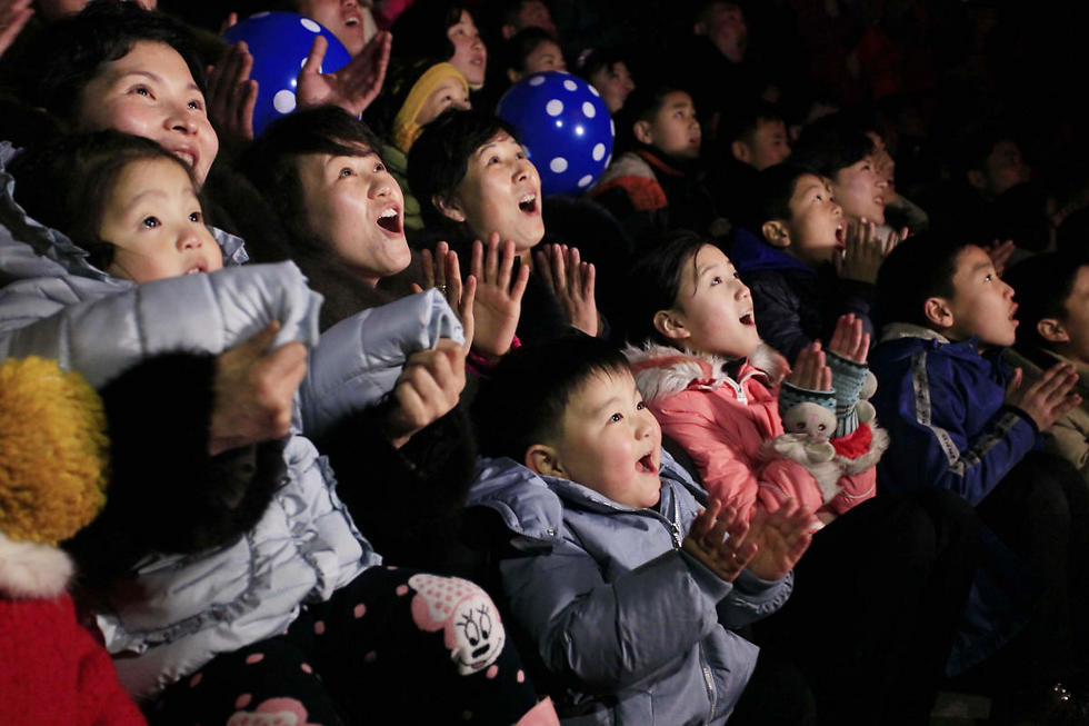 צפון קוריאנים צופים בזיקוקים מאירים את שמי פיונגיאנג (צילום: AP) (צילום: AP)