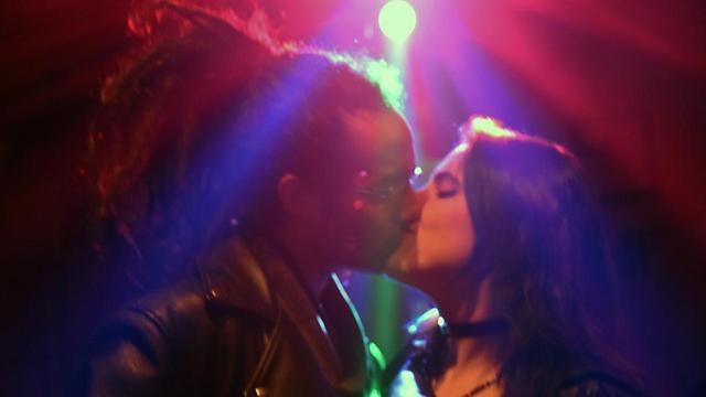 A kiss at midnight (Photo: Avihu Shapira)