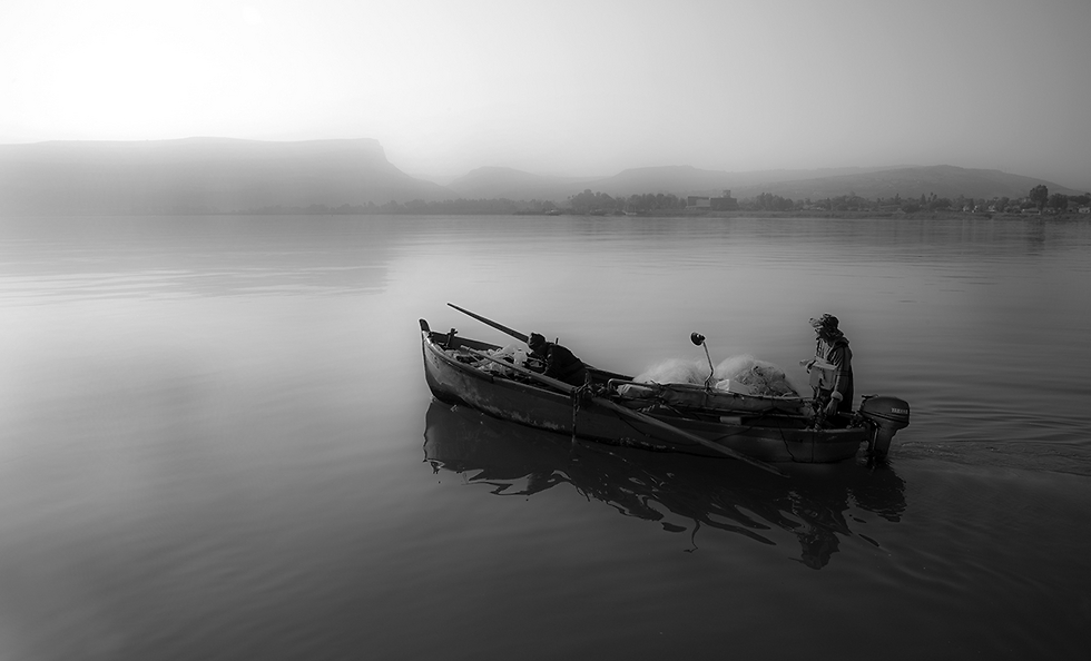 "אדם, סירה, מים" (צילום: לאון מינסטר) (צילום: לאון מינסטר) (צילום: לאון מינסטר)