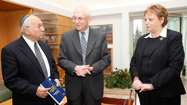 עם ביניש ומבקר המדינה לשעבר, אליעזר גולדברג (צילום: פלאש 90) (צילום: פלאש 90)