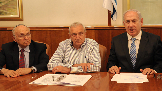 L to R: Yaakov Neeman, former minister of Public Security Yitzhak Aharonovich and Benjamin Netanyahu (Photo: Avi Ohayon/GPO)
