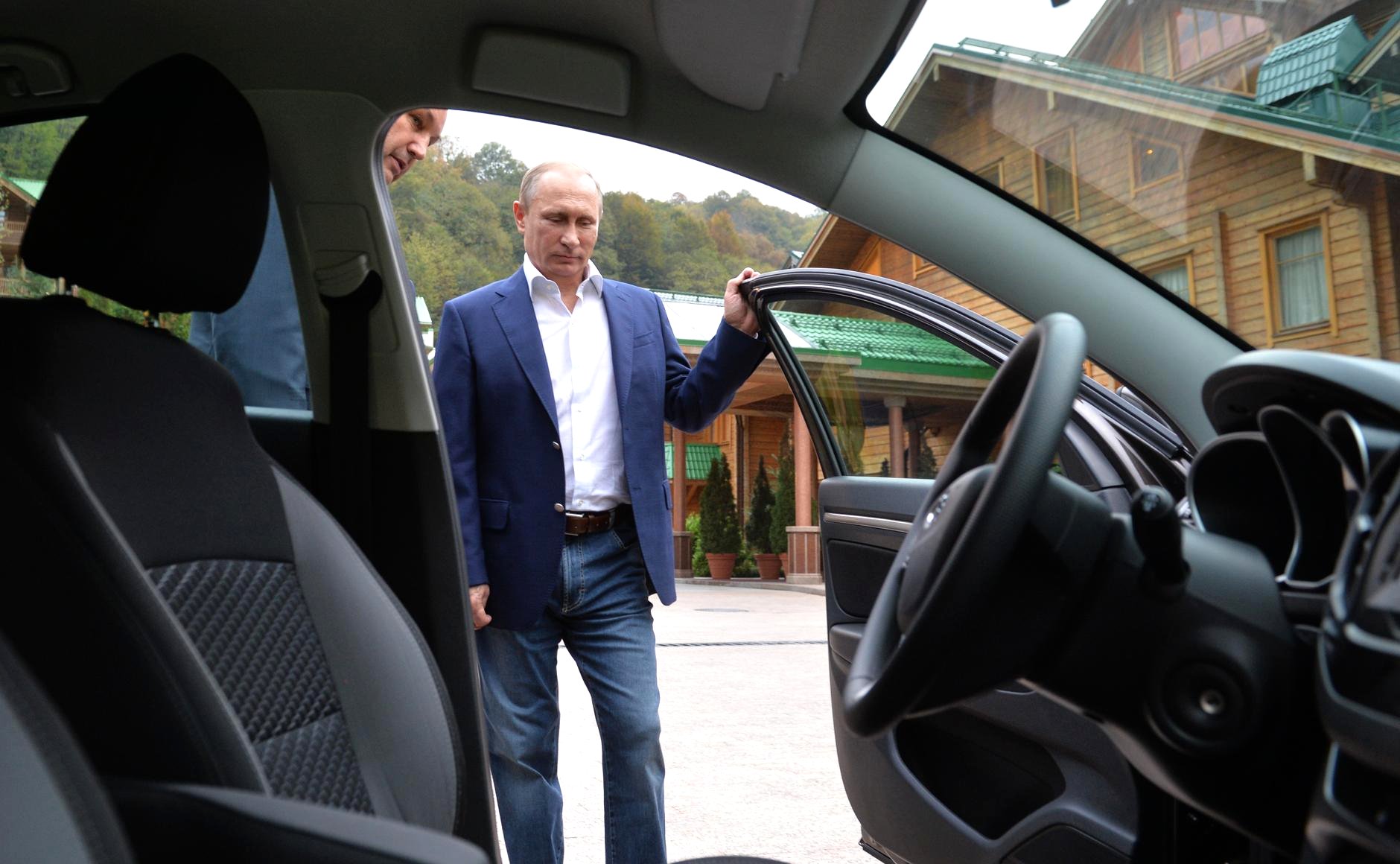 Путин осматривает машину для простых людей. Фото: пресс-служба Кремля (пресс-служба Кремля)