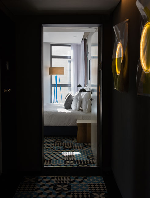 כל קומת חדרים מאופיינת בצבע שונה של המנורות של נעמה הופמן (צילום: סיוון אסקיו)
