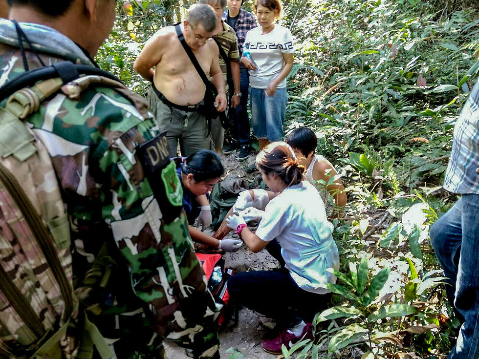 הטיפול בתיירת זמן קצר לאחר פציעתה. תאילנד (צילום: AFP / BMI) (צילום: AFP / BMI)