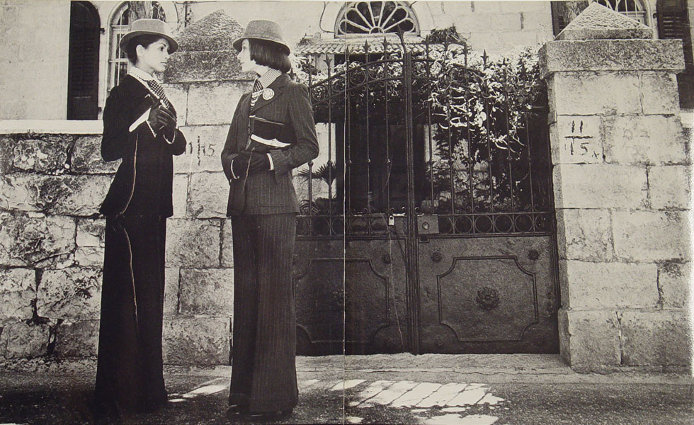 קארין דנסקי ושלומית אמיר לבושות עודד פרוביזור באותה הפקה (צילום: בן לם)