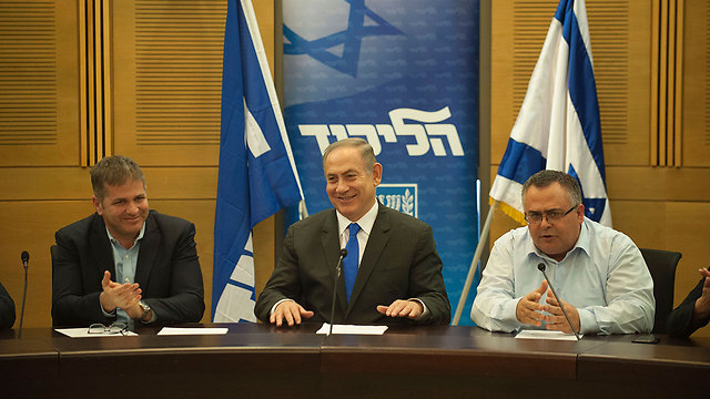 ראש הממשלה לצד יו"ר הקואליציה דוד ביטן (מימין) וח"כ יואב קיש בישיבת הסיעה (צילום: יואב דודקביץ) (צילום: יואב דודקביץ)