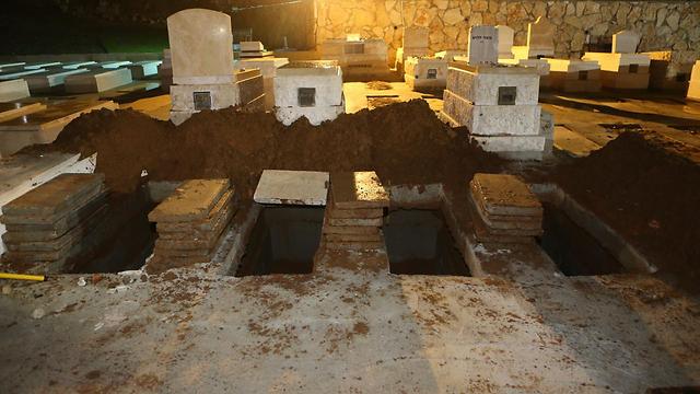 הקברים שנכרו לפני הלוויה (צילום: אלכס קולומויסקי) (צילום: אלכס קולומויסקי)