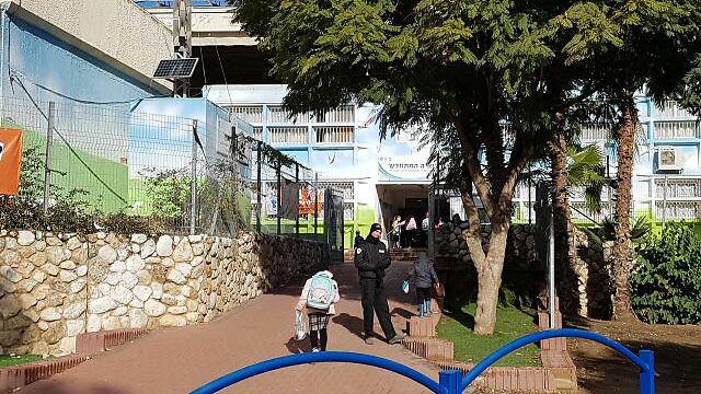 Students arriving in school on Tuesday morning after the strike was shortened (Photo: Roee Idan)
