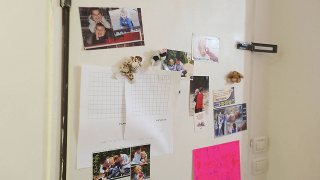 תמונות משפחתיות על דלת בית משפחת גרוס (צילום: גיל יוחנן) (צילום: גיל יוחנן)