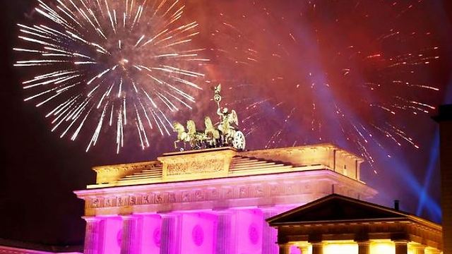 חוגגים את השנה החדשה בברלין (צילום: רויטרס) (צילום: רויטרס)