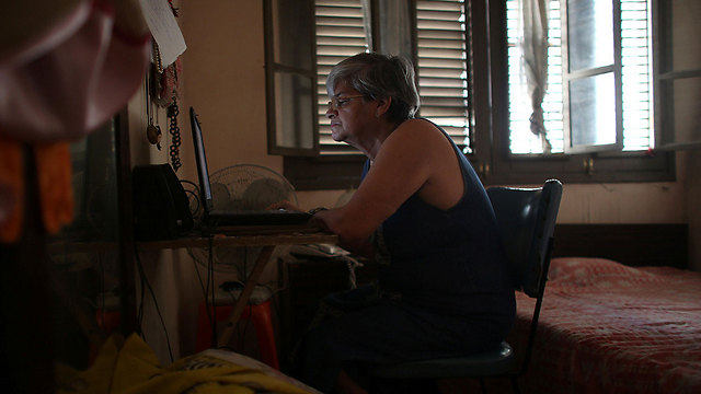 מרגריטה גולשת לראשונה בבית בהוואנה (צילום: רויטרס) (צילום: רויטרס)