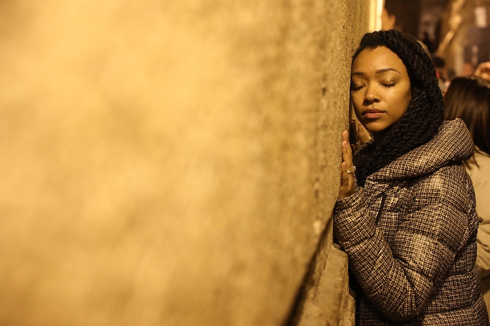 Sonequa Martin-Green at Western Wall (Photo: Shauli Lendner, American Voices in Israel)