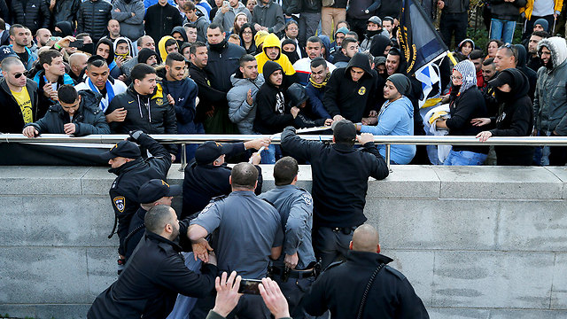 Police clashing with protesters (Photo: Reuters)