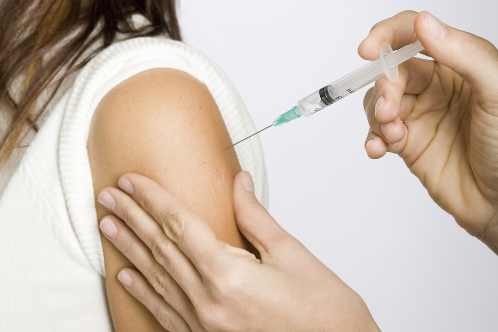 Легкое недомогание - не причина откладывать прививку. Фото: shutterstock