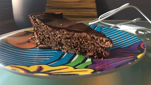 העוגה המדוברת: האם מדובר בהכי טובה בעולם או בעוד עוגת שוקולד? ()