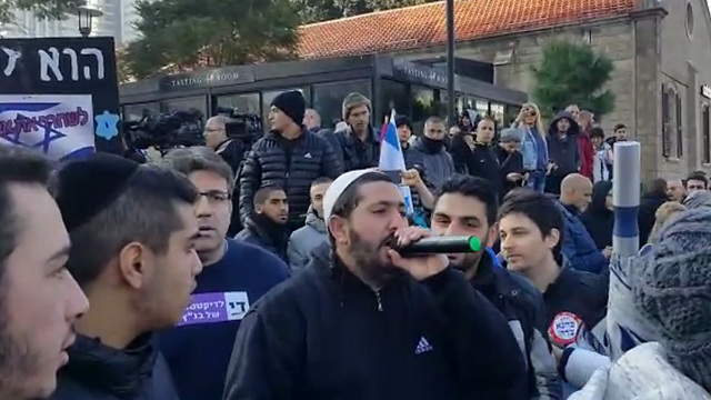 Protestors inciting against IDF Chief of Staff Gadi Eisencott 
