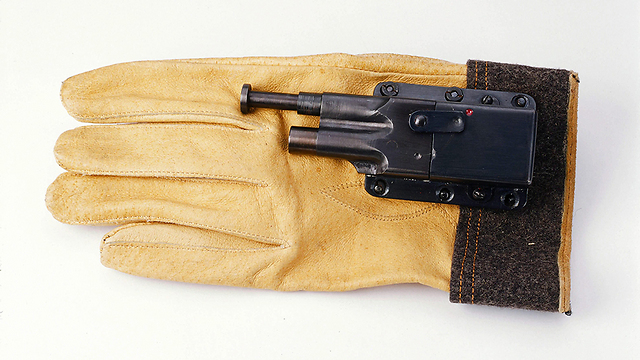 אקדח בכפפה של חיל הים האמריקני (צילום: EPA) (צילום: EPA)