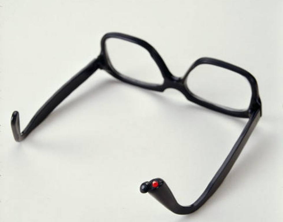 משקפיים עם כדורי ציאניד נסתרים. היה בשימוש ה-CIA בשנות ה-70 (צילום: EPA) (צילום: EPA)