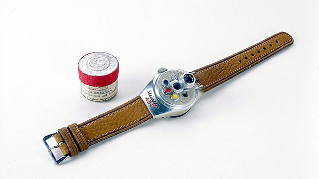 מצלמה קטנטנה בתוך שעון. היה בשימוש במערב גרמניה בסוף שנות ה-70 (צילום: EPA) (צילום: EPA)