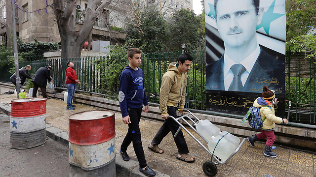 Водный кризис в Дамаске: население добывает воду всеми возможными способами. Фото: AFP