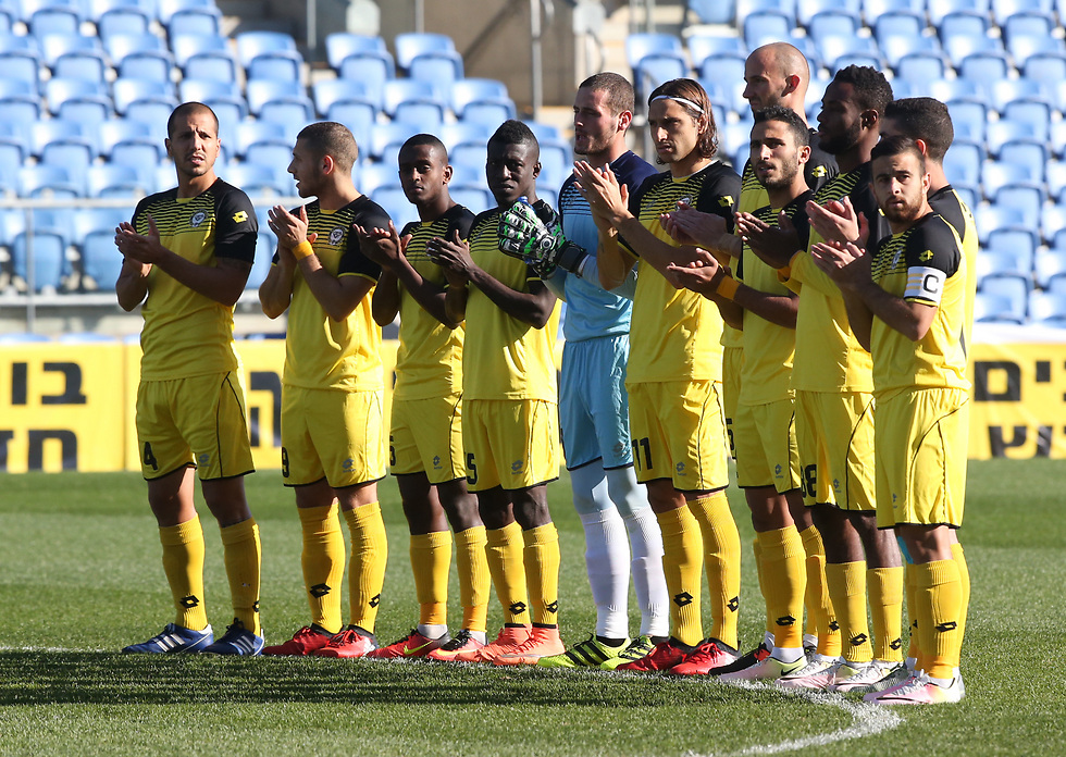 שחקני מכבי נתניה בדקת מחיאות כפיים לזכרו של בן דב (צילום: אורן אהרוני) (צילום: אורן אהרוני)