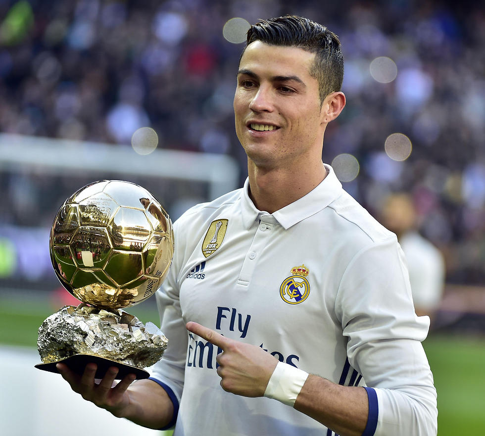 רונאלדו מציג לראווה את כדור הזהב של 2016 (צילום: AFP) (צילום: AFP)