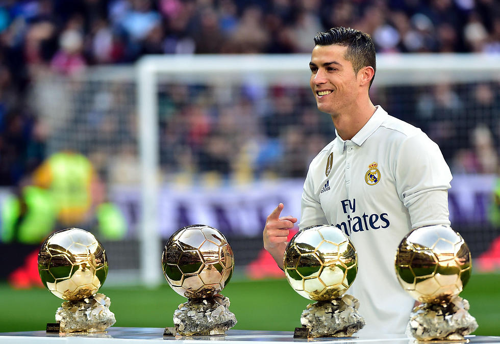 וגם את כל כדורי הזהב בהם זכה בקריירה (צילום: AFP) (צילום: AFP)