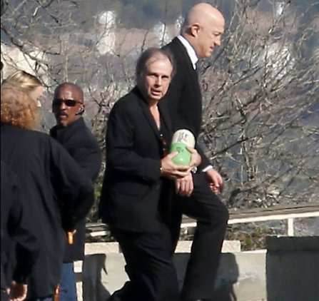 טוד פישר נושא את הכלי דמוי גלולת הפרוזק בהלוויה (צילום: טוויטר)