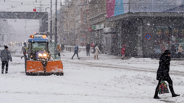 שלג כבד בפולין (צילום: EPA) (צילום: EPA)